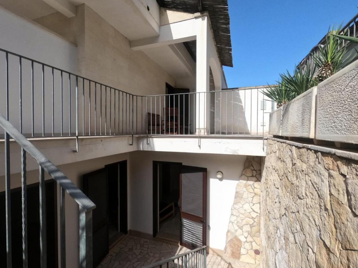 Odegos Mono & Trilo Bed and Breakfast Torre dell'Orso Buitenkant foto
