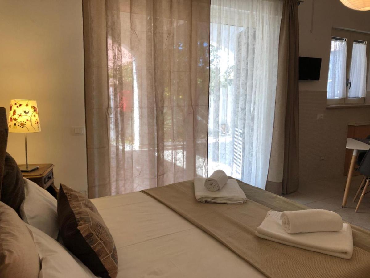 Odegos Mono & Trilo Bed and Breakfast Torre dell'Orso Buitenkant foto