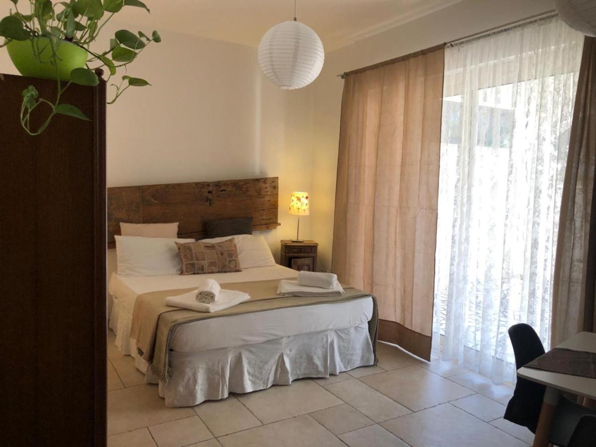Odegos Mono & Trilo Bed and Breakfast Torre dell'Orso Buitenkant foto