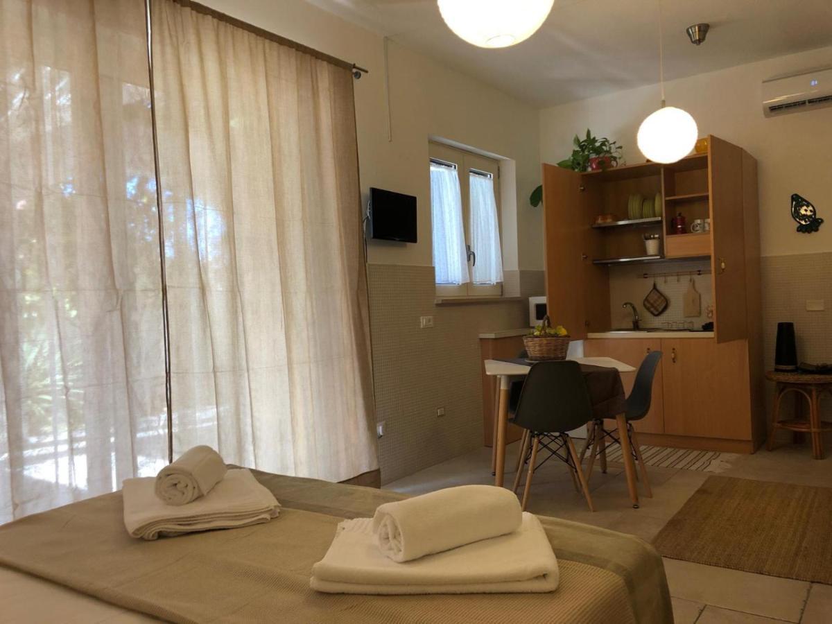 Odegos Mono & Trilo Bed and Breakfast Torre dell'Orso Buitenkant foto