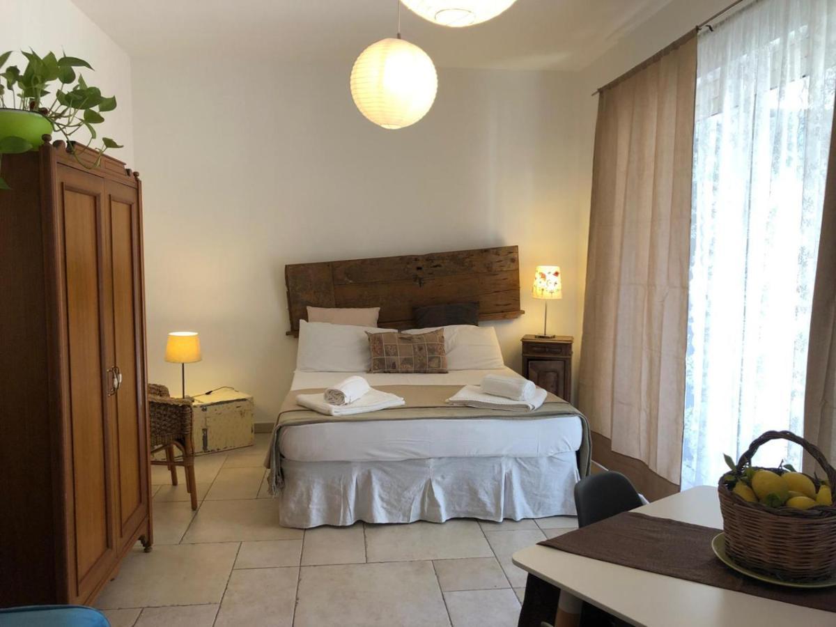 Odegos Mono & Trilo Bed and Breakfast Torre dell'Orso Buitenkant foto