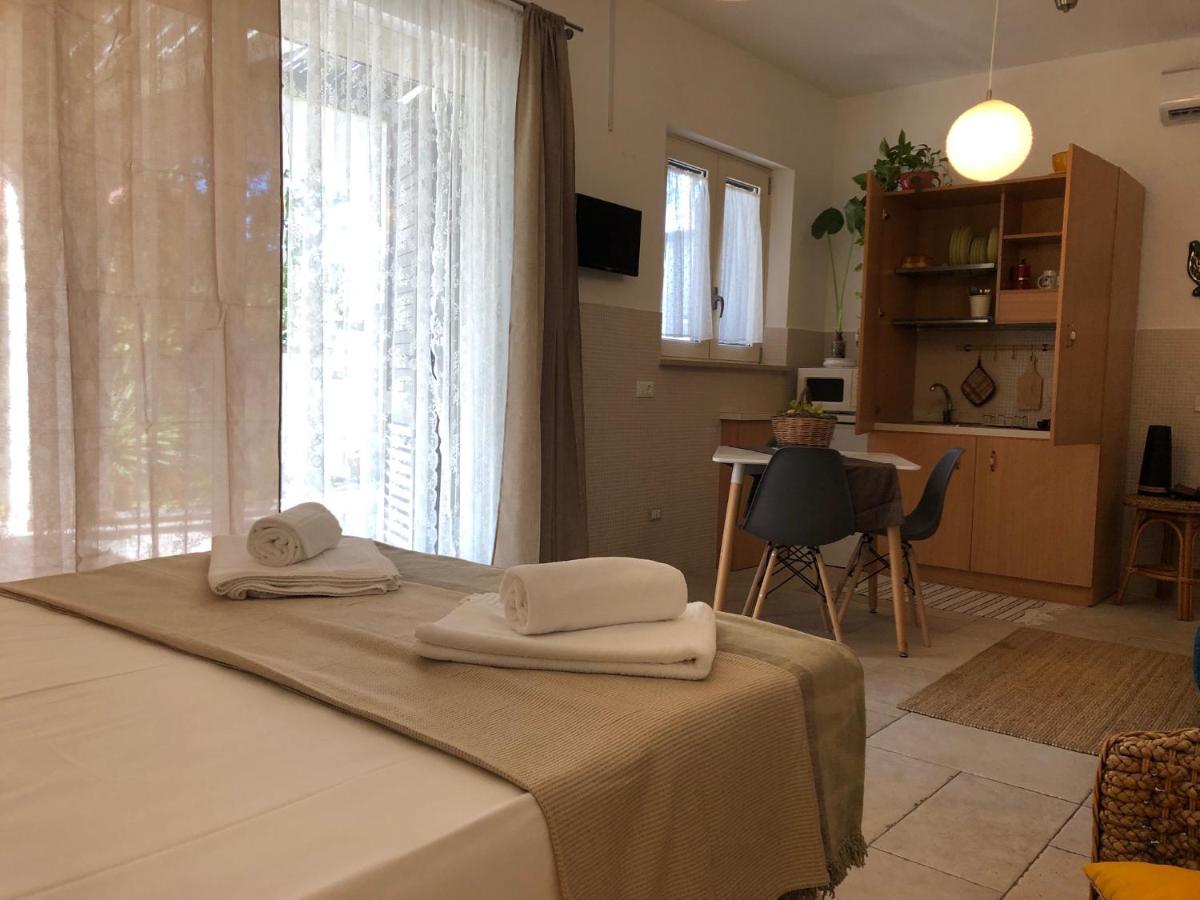 Odegos Mono & Trilo Bed and Breakfast Torre dell'Orso Buitenkant foto