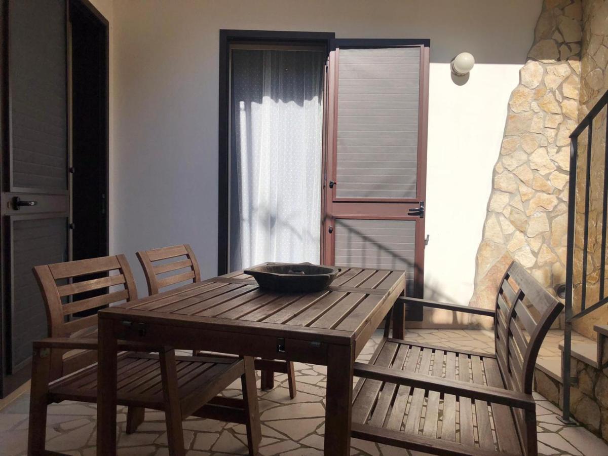 Odegos Mono & Trilo Bed and Breakfast Torre dell'Orso Buitenkant foto