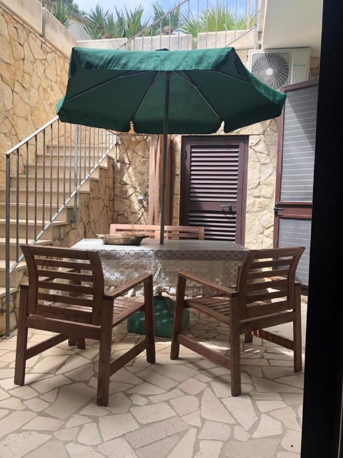 Odegos Mono & Trilo Bed and Breakfast Torre dell'Orso Buitenkant foto