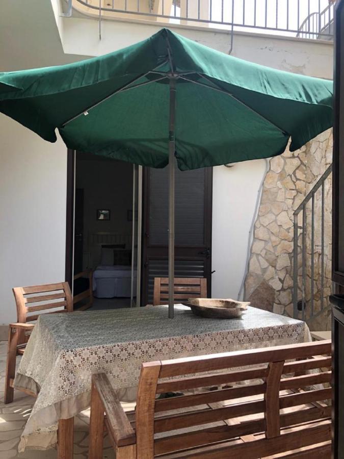 Odegos Mono & Trilo Bed and Breakfast Torre dell'Orso Buitenkant foto